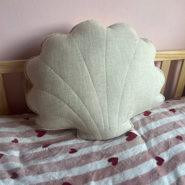 Schelpenkussen van linnen in zandkleur