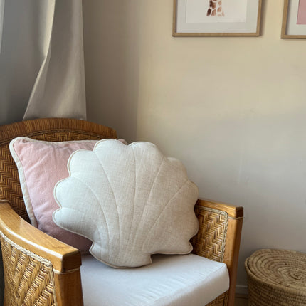 Schelpenkussen van linnen in zandkleur